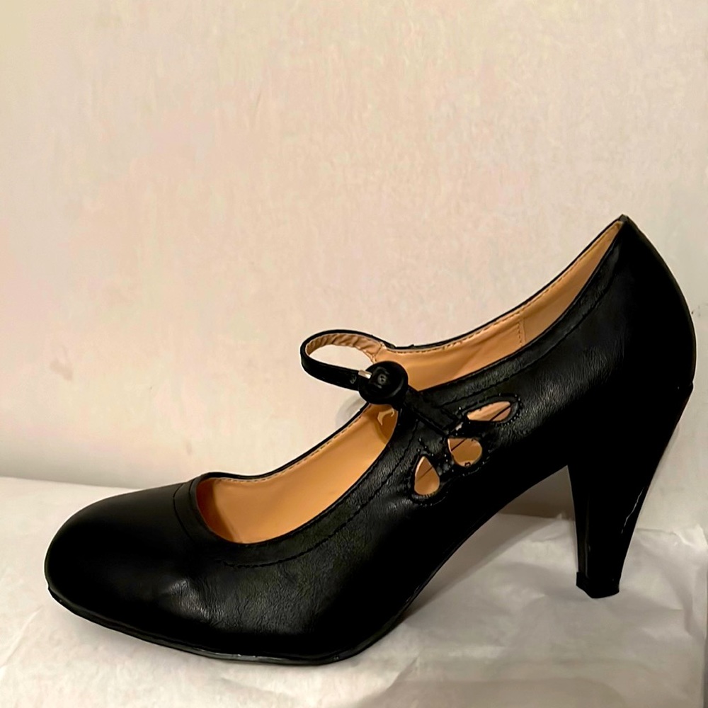 Chase and Chloe black 3 inch heels in good condition